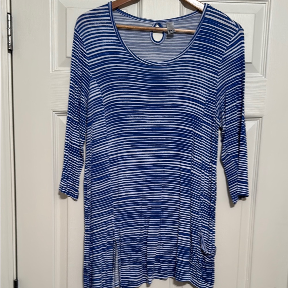 t/o Blue and White Tunic with 3/4 Sleeves and Fitted Style